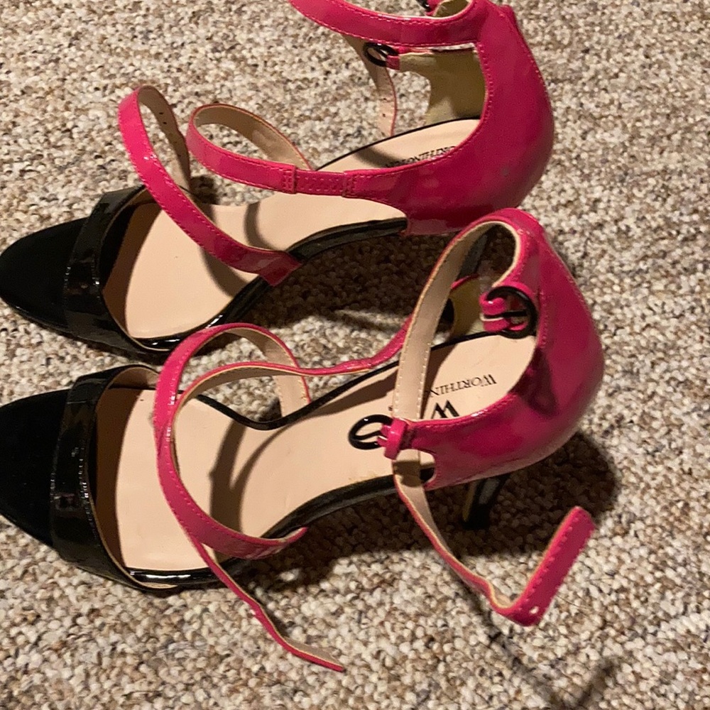 Worthington 9M stunning strappy pink and black high stiletto high heels